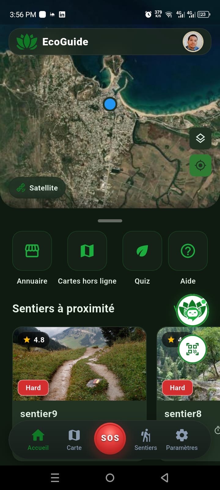 Écran d'accueil en mode sombre avec fond de carte satellite